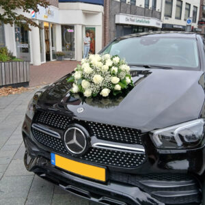 Bloemstuk voor de trouwauto